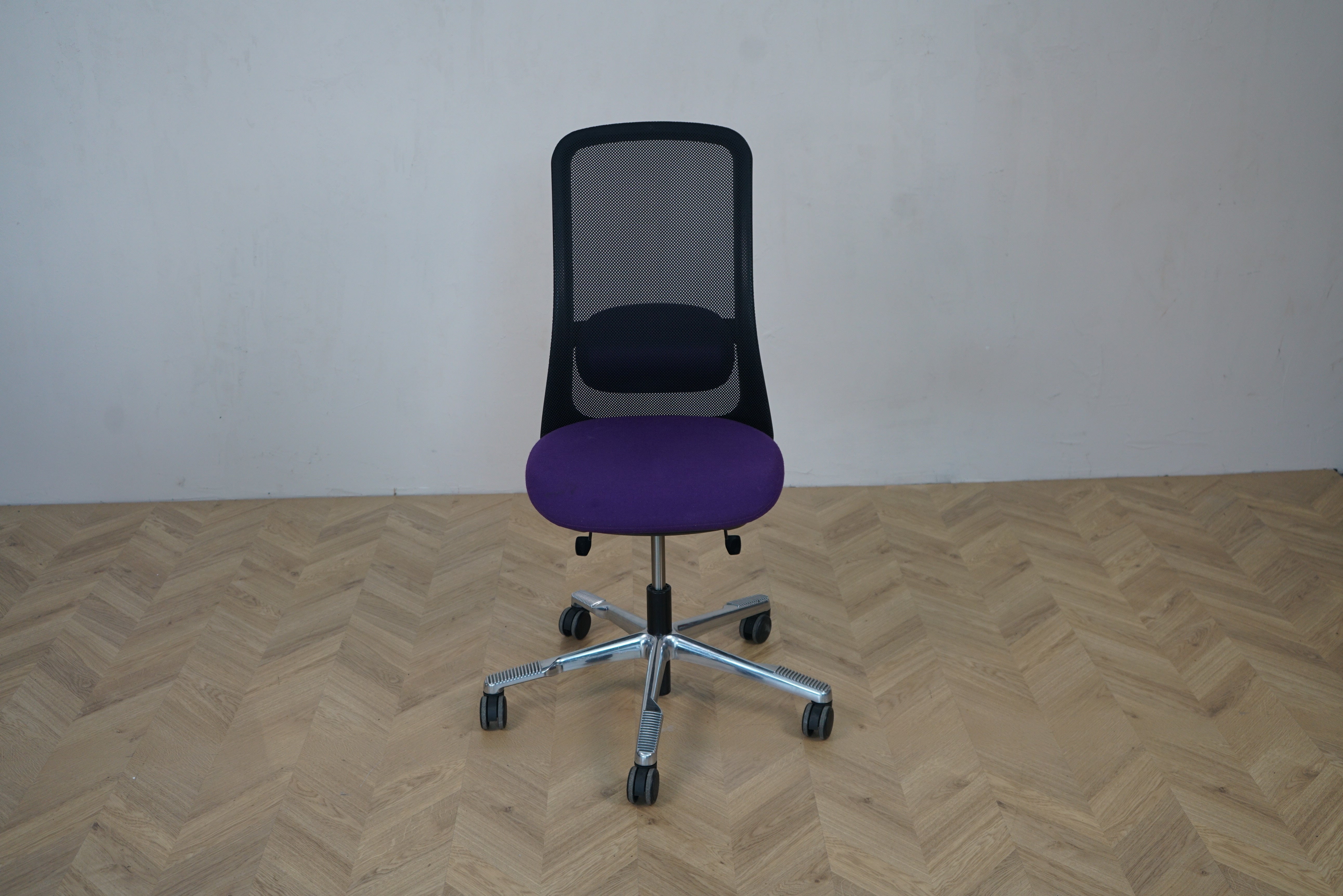 HÅG SoFi 7500 kontorstol set forfra med lilla sæde, mesh-ryg og ergonomisk design